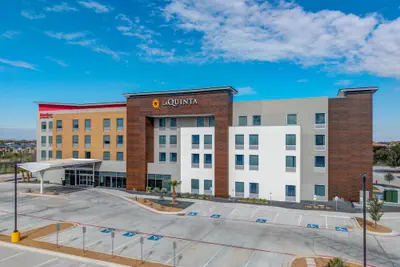 Photo 2 - La Quinta Inn & Suites by Wyndham Eagle Pass