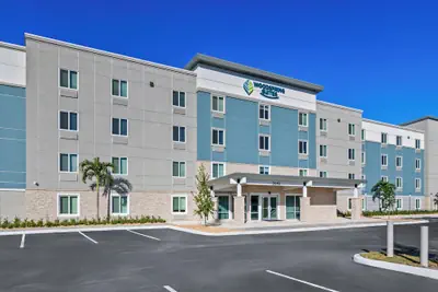 Photo 2 - WoodSpring Suites Palm Springs – West Palm Beach