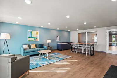 Photo 3 - WoodSpring Suites Palm Springs – West Palm Beach