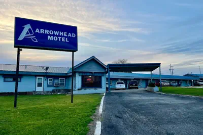Photo 2 - Arrowhead Motel