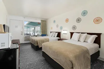 Photo 2 - Eden Roc Motel