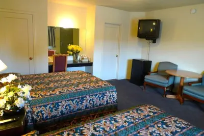 Photo 2 - Budget inn