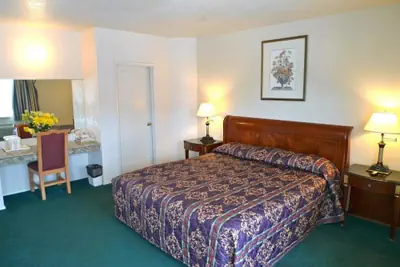 Photo 3 - Budget inn