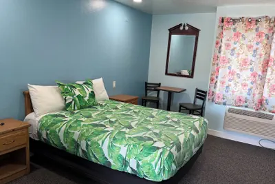 Photo 3 - CHERRY MOTEL