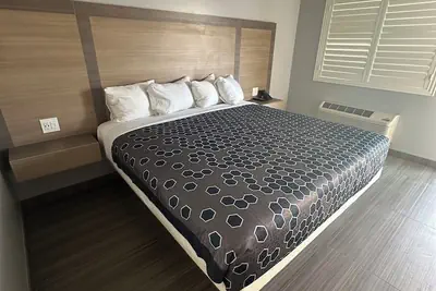 Photo 3 - Hometown Inn