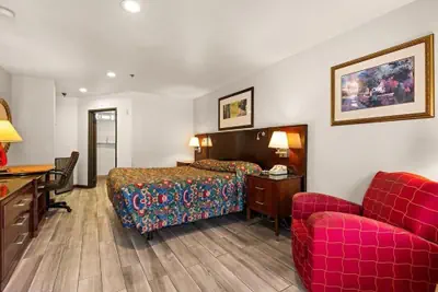 Photo 2 - Paradise Lodge - Canoga Park