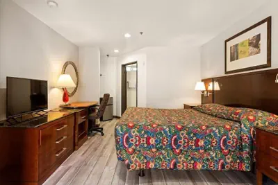 Photo 5 - Paradise Lodge - Canoga Park