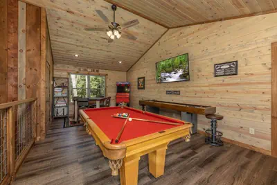 Photo 2 - Lux Cabin Mtn Views Flat Parking Dog Friendly