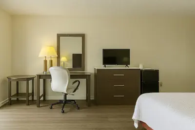 Photo 4 - COUNTRY HOST INN