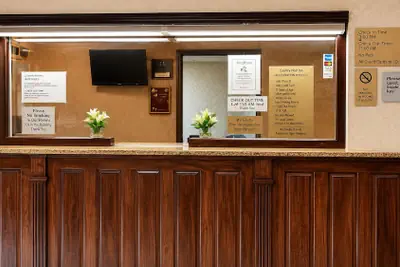 Photo 3 - COUNTRY HOST INN