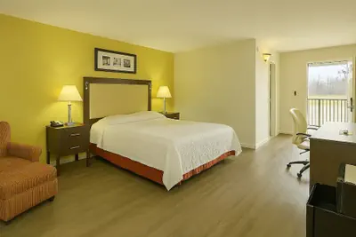 Photo 3 - COUNTRY HOST INN