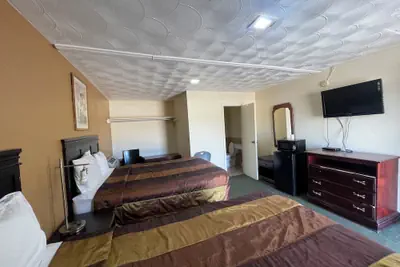 Photo 3 - Western Skies Motel