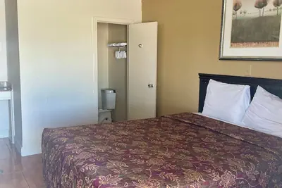 Photo 4 - Western Skies Motel