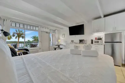 Photo 2 - Sunset Suite Heated Pool Tennis Gym Balcony