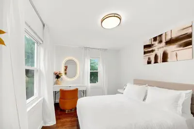 Photo 5 - Modern Comfort in the Heart of NYC