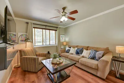 Photo 2 - The Homestead Luxury-cozy 2BR Apartments Near SFA