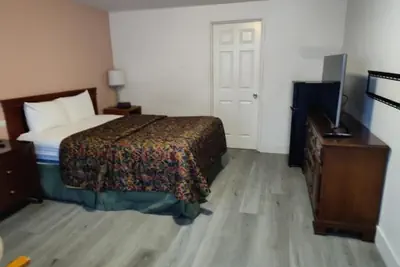 Photo 2 - Shamrock Motel