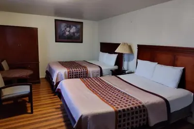Photo 3 - Shamrock Motel