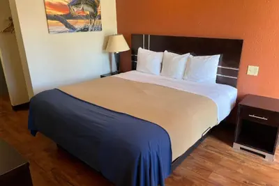 Photo 3 - Budget inn