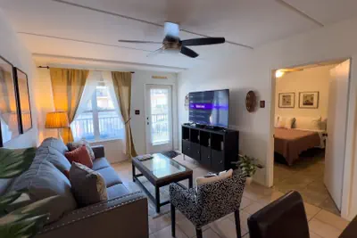 Photo 5 - Cozy Family Retreat Steps To Beach Pool / Hot 2 Bedroom Apts