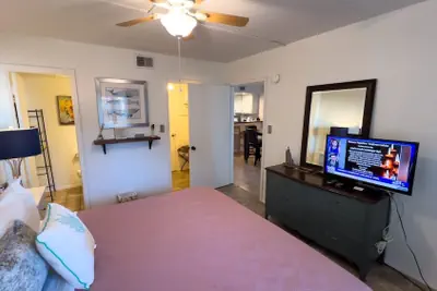 Photo 4 - Cozy Family Retreat Steps To Beach Pool / Hot 2 Bedroom Apts