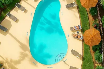 Photo 2 - Cozy Family Retreat Steps To Beach Pool / Hot 2 Bedroom Apts
