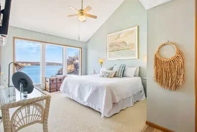 Photo 2 - Poolside Condo With Amazing Lake Views & Design