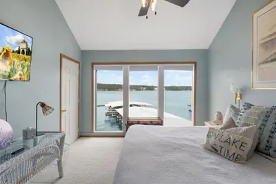 Photo 4 - Poolside Condo With Amazing Lake Views & Design