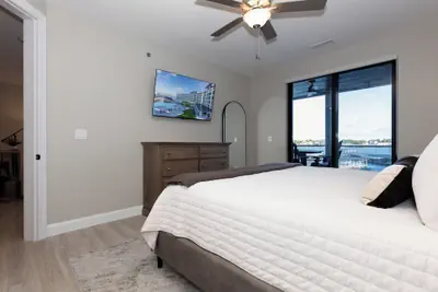 Photo 5 - Topsider Condo w/ Stunning Lake Views, Shuffleboard & King Beds