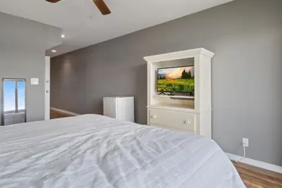 Photo 3 - Spacious Pet-friendly Lakeview Condo w/ Boat Slip & Pools