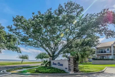 Photo 2 - 123 Beau Clair - Beachside Townhome With Balcony and Pool in Long Beach