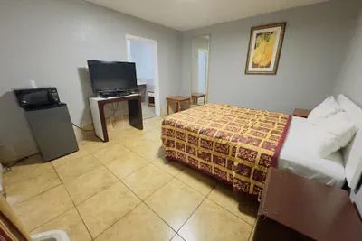 Photo 4 - Parklane Motel