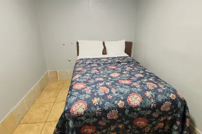Photo 3 - Parklane Motel