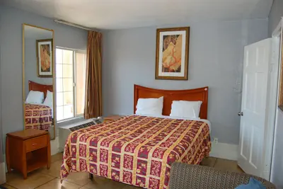 Photo 5 - Parklane Motel