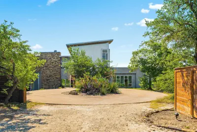 Photo 2 - Luxury Hilltop Villa With Hot Tub & Scenic Views