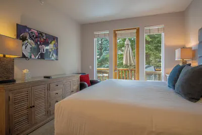 Photo 5 - Snowstar Hideaway - Hot Tub, Gym, Walk to Ski Lift