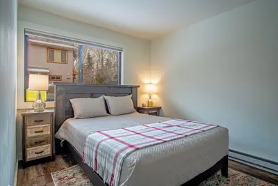 Photo 3 - Warm Springs Retreat - Prime Location Near Downtown & Ski Lifts