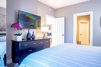 Photo 3 - Snow Star Skylight - 3BD 3BA - Hot Tub, Gym, Walk to Ski!