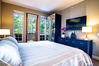 Photo 4 - Snow Star Skylight - 3BD 3BA - Hot Tub, Gym, Walk to Ski!
