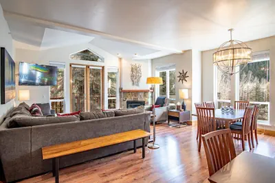 Photo 2 - Snow Star Skylight - 3BD 3BA - Hot Tub, Gym, Walk to Ski!