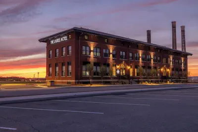 Photo 2 - The Laurel Hotel