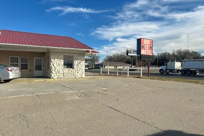 Photo 2 - Big 12 Motel Broken Bow Ne
