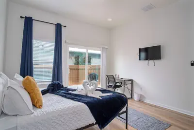 Photo 5 - 5br/3ba Minutes From the Action With Skyline Views