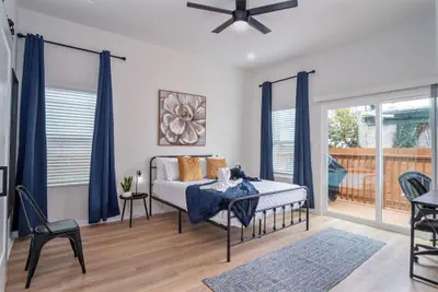 Photo 4 - 5br/3ba Minutes From the Action With Skyline Views