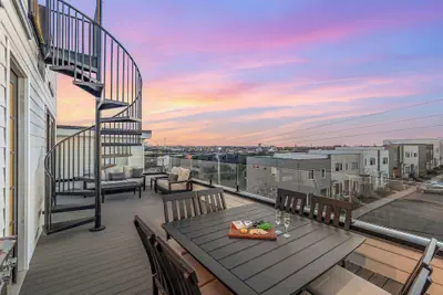 Photo 3 - Elevator With Rooftop Hot Tub Pet-friendly Yard
