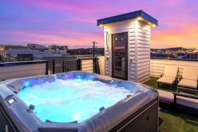 Photo 2 - Elevator With Rooftop Hot Tub Pet-friendly Yard