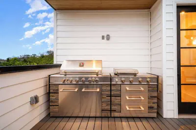 Photo 4 - Elevator With Rooftop Hot Tub Pet-friendly Yard