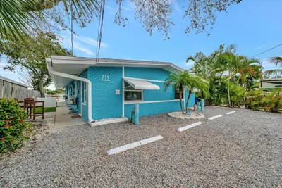 Photo 4 - Waterfront Pet Friendly Boat Dock Walk 2 Beach