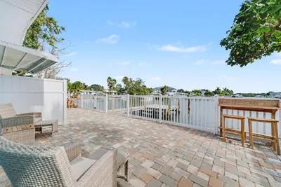 Photo 2 - Waterfront Pet Friendly Boat Dock Walk 2 Beach