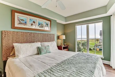 Photo 3 - Cozy Beachfront 1BR w/ Stunning Views